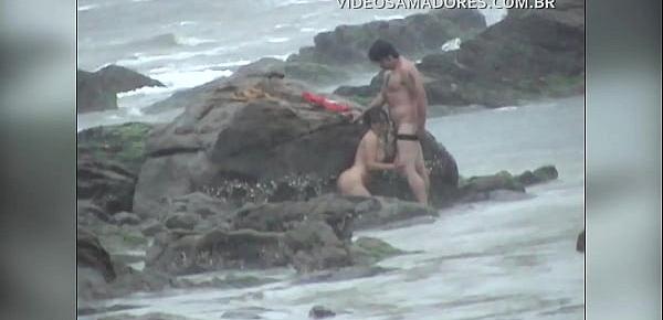  Casal é flagrado fodendo na praia durante tempestade